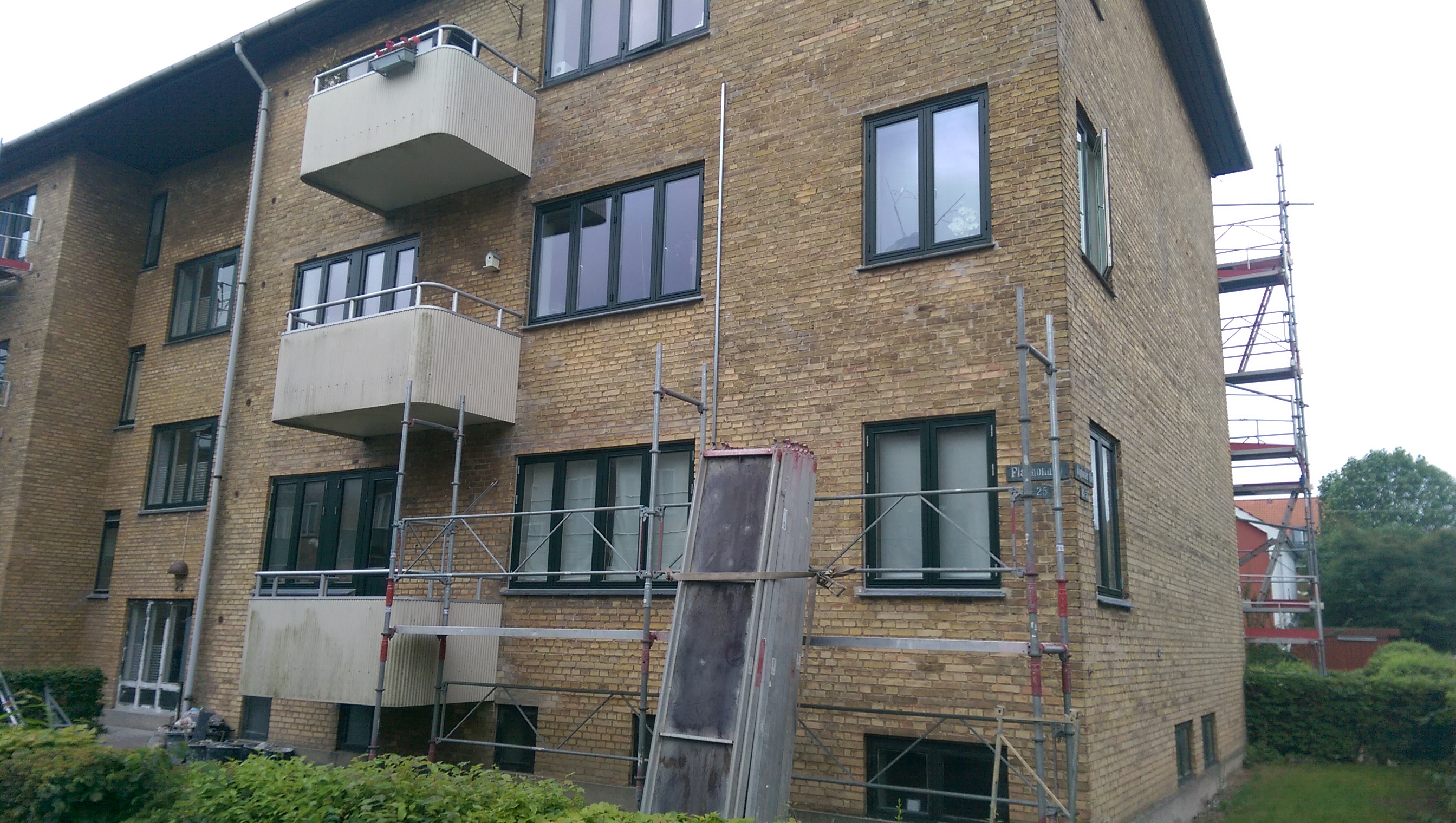 Stillads ved at blive pillet ned, efter E/F Flakholmen 23-25 har fået malet alle deres vinduer