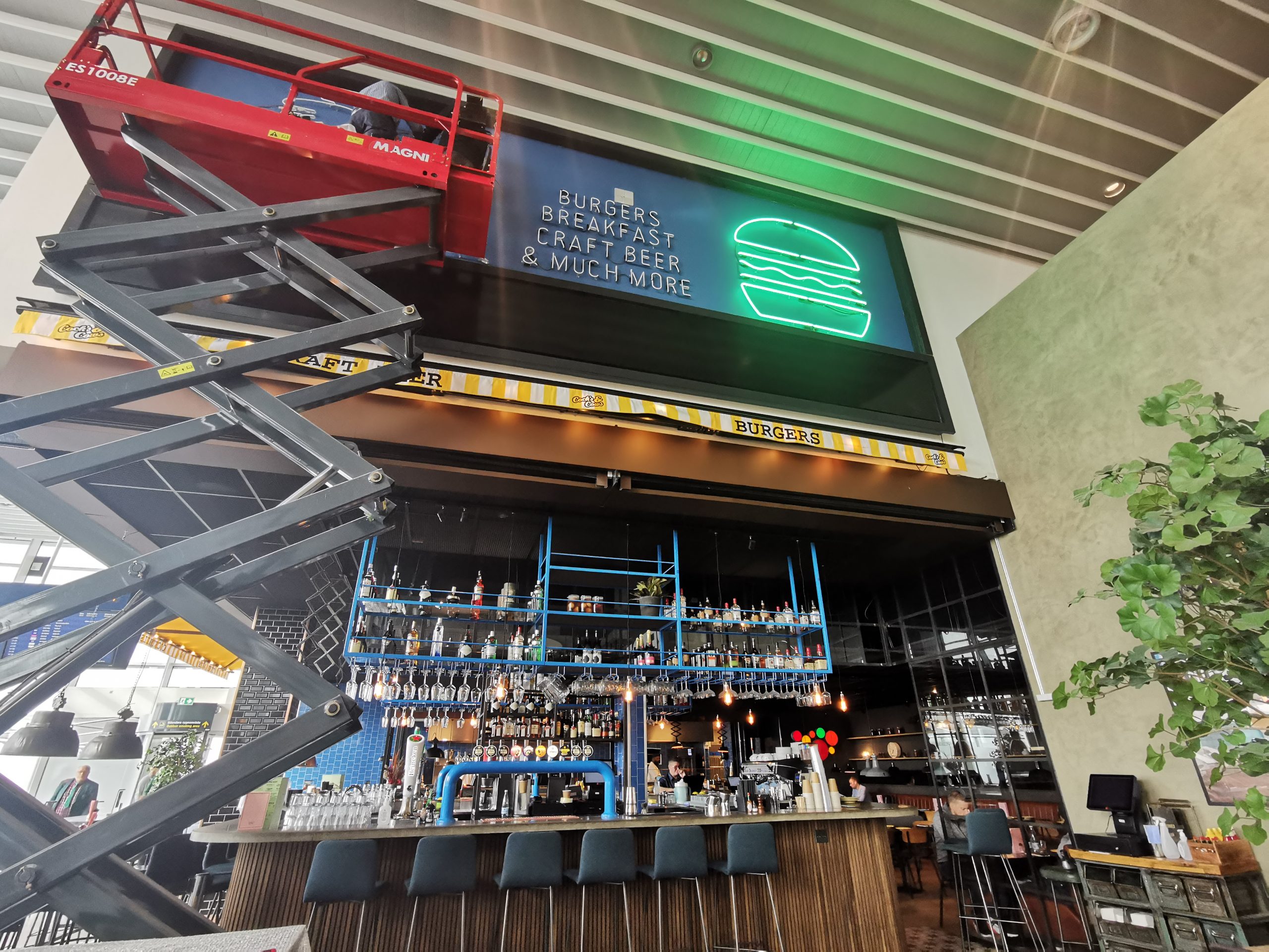 Skilt og KABE væg hos Cocks & Cows CPH